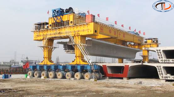cầu trục bánh lốp nâng dầm 200 tấn